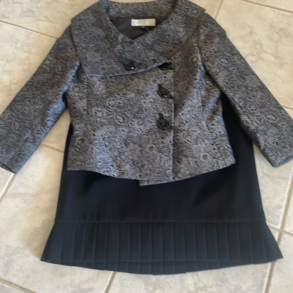 NWOT TAHARI 2PC SUIT 8PGRAY BLACK FLORAL DESIGN WITH BLACK SKIRT.w BOTTOM PLEATS